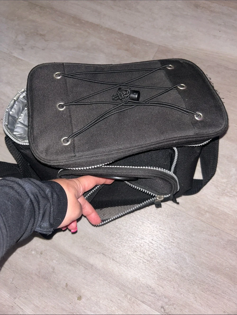 Insulated lunch bag with crossbody strap